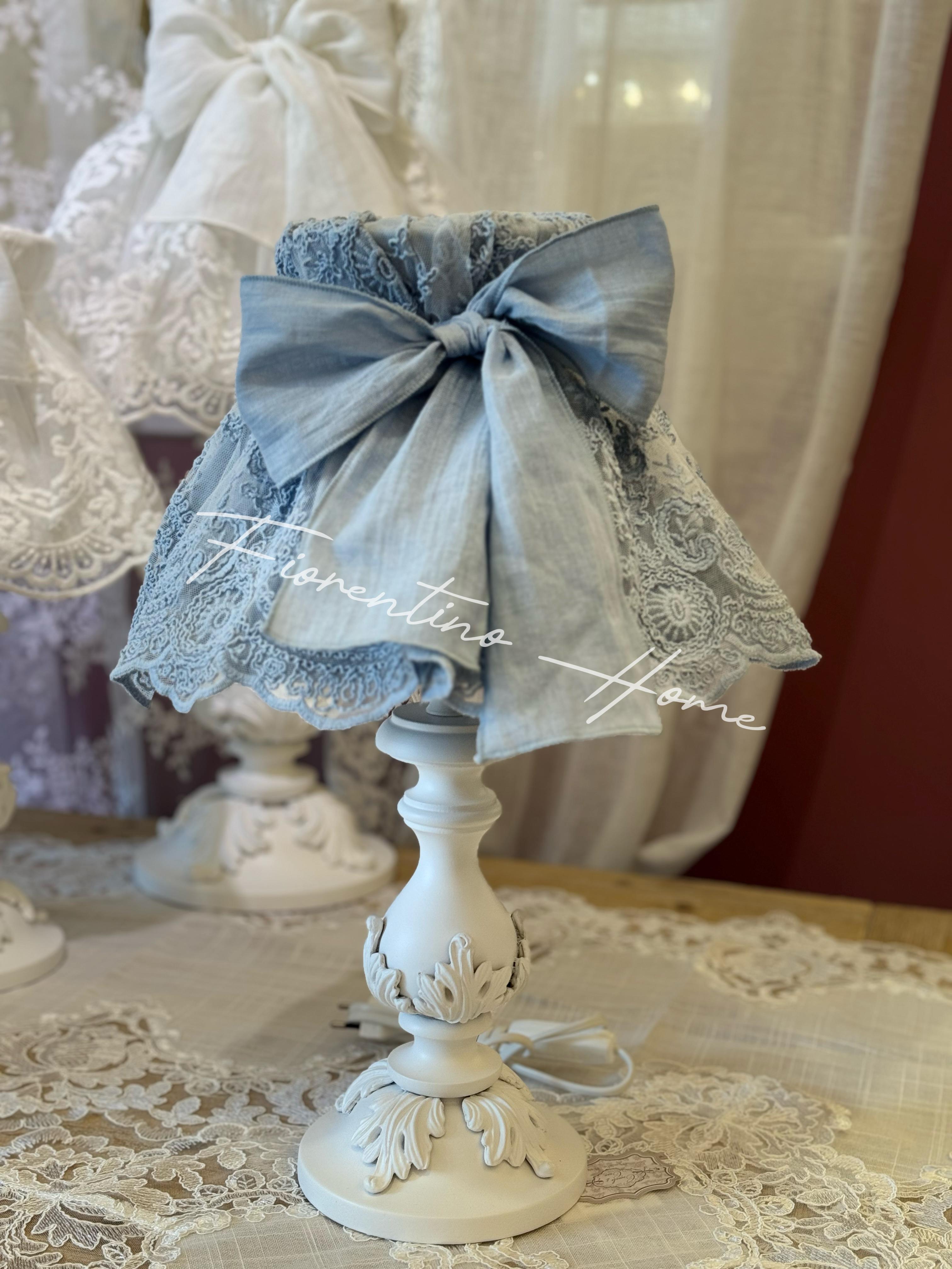 Lume in legno con fregi c/paralume sartoriale romantico Roccoco' - H.45 cm - Charme Home Textile